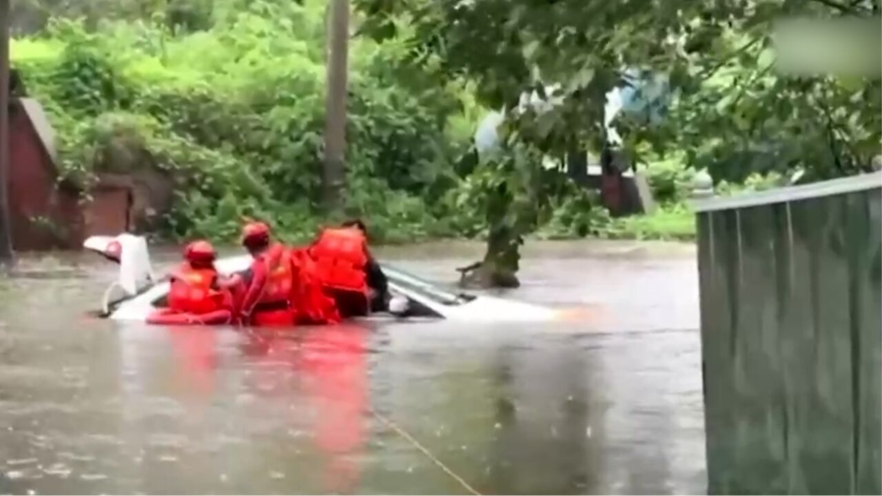 河南新乡:铁路地下通道口积水,车辆抛锚三人被困