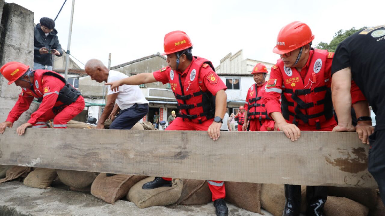 “卡努”逼近 温岭松门封堵防浪墙出入口 预防海水倒灌