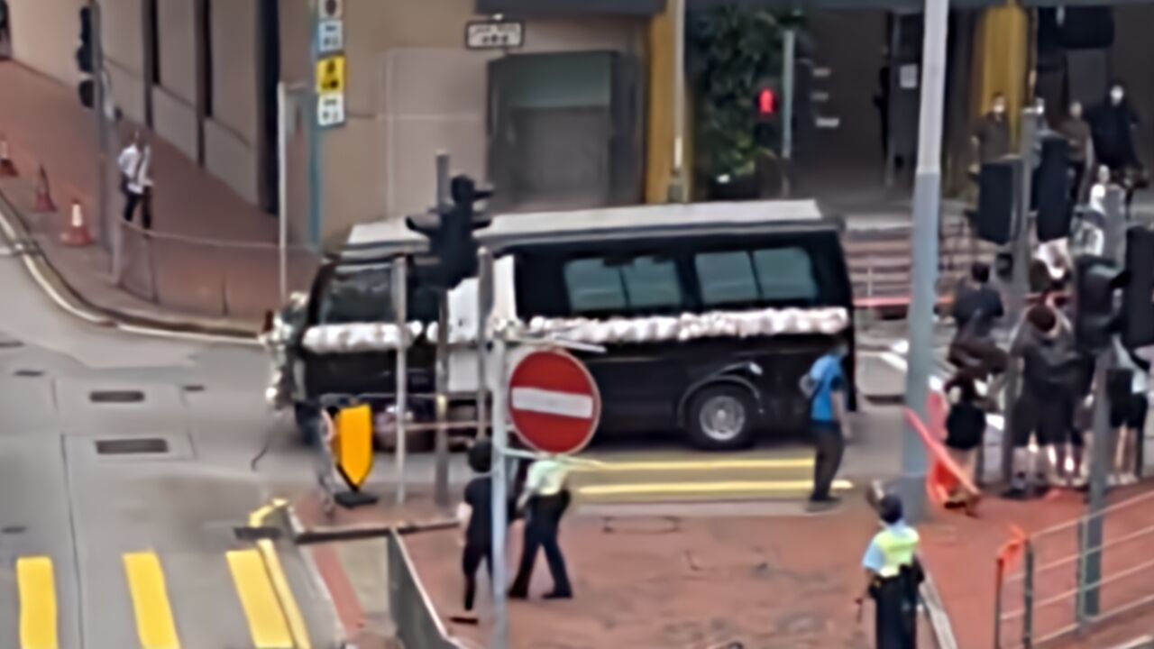 李玟大殓出殡 ,灵车离开殡仪馆后,香港突然下起了雨