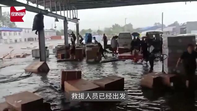 实拍北京暴雨现场:大量汽车、快递被洪流冲跑,有房屋也被卷走