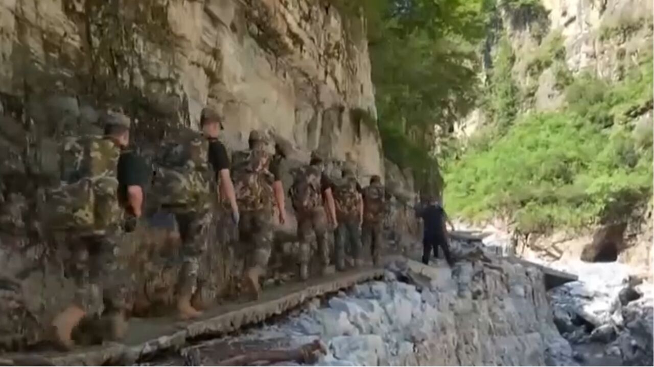 北直河村:通村道路未打通,徒步进山送物资