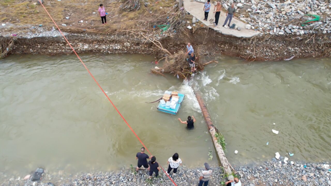 浙江爱心物资送达河北涞水灾民手中 村民开展家园清理 抢险救援仍在继续