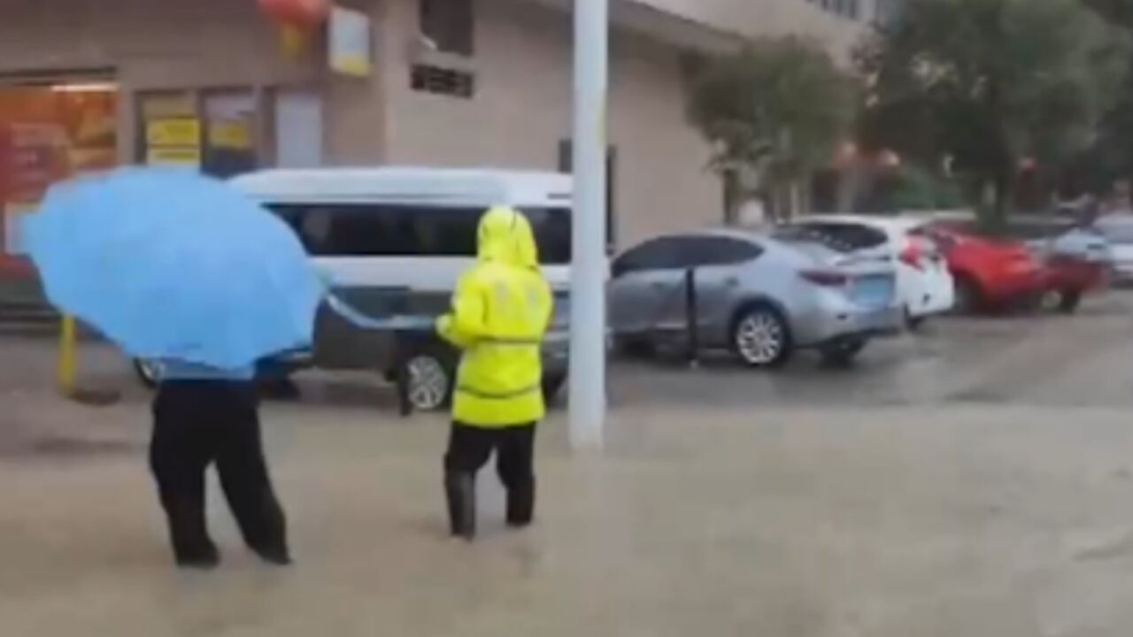 广西宜州暴雨致城区道路被淹,多部门紧急排险保畅通