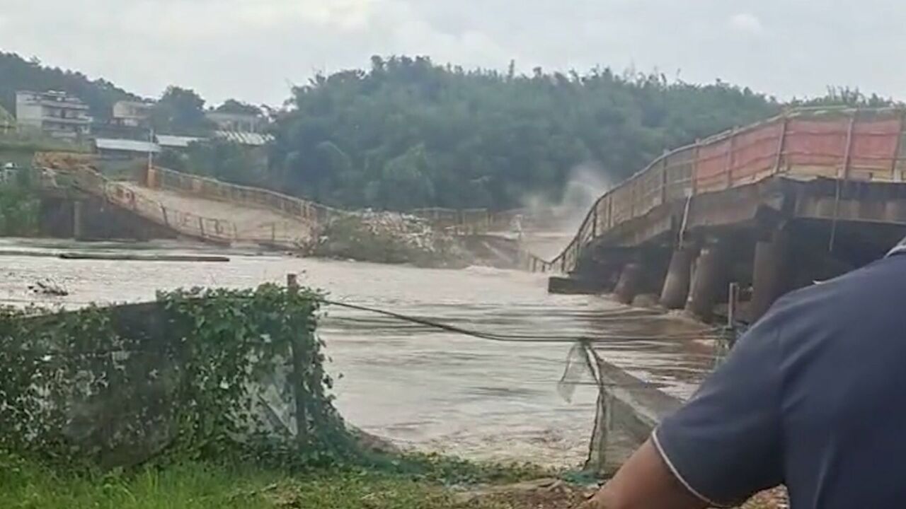 广西梧州强降雨乡镇被淹:洪流冲断便桥 消防部门连夜转移被困群众