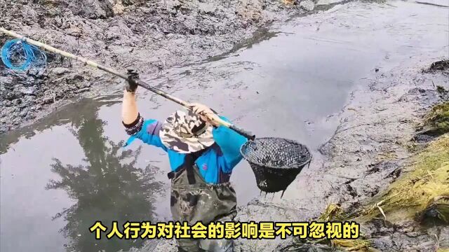 房山区一村口河道现金粒吸引众人捡拾,背后原因让人惋惜!