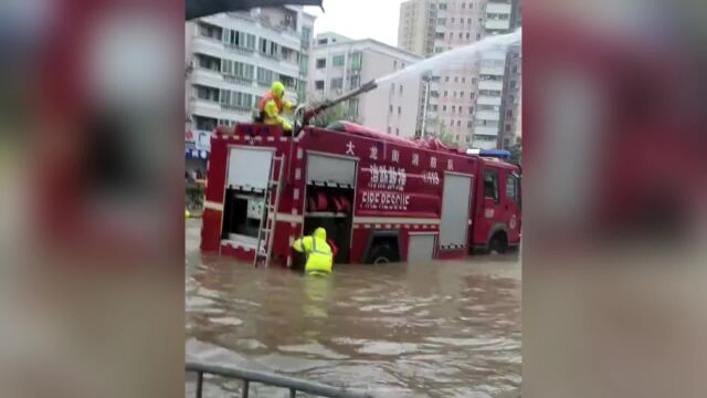 水深火热!广州消防洪水中扑火:半身浸泡污浊中 水枪冲击烈焰