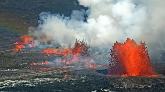 美国夏威夷火山再度喷发:熔岩喷泉冲向高空 血色岩浆连成火光一片