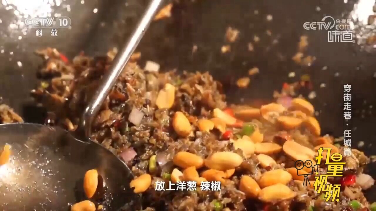 鲫鱼竟能两种不用在意鱼刺的吃法,卷在煎饼里,大口嚼着吃香!