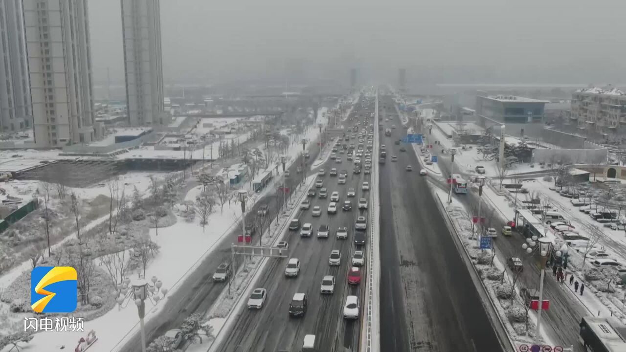 临沂:“人机结合” 除雪融冰保畅通