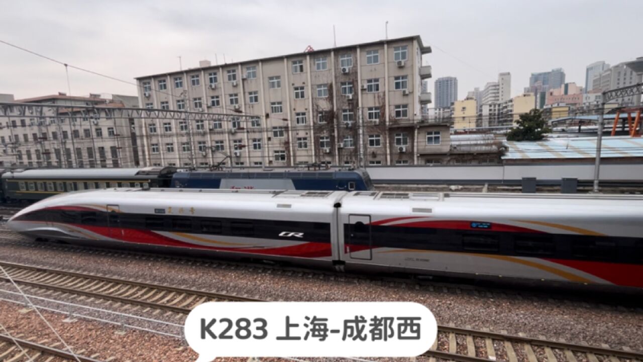 郑州站,实拍G3148、K283、G3127次列车三车交汇