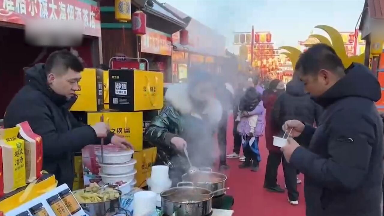 黑龙江同江:中俄年货大集热闹开市,歌舞表演成亮点