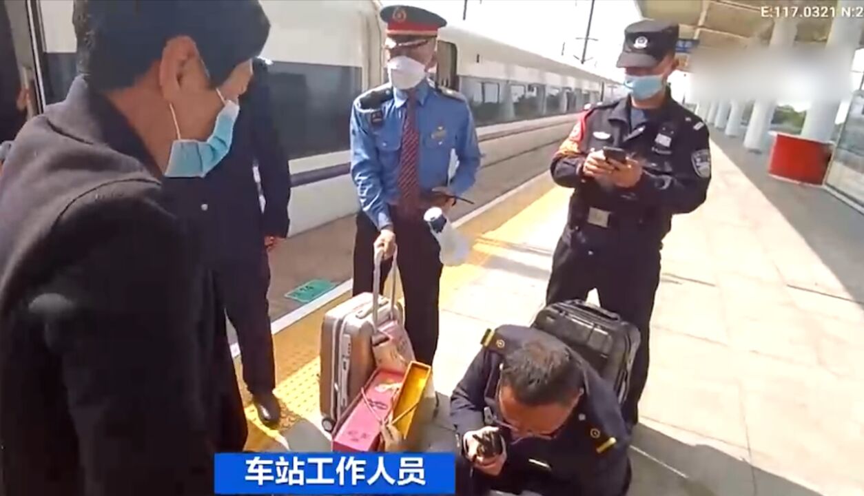 江西鹰潭:旅客站台晕倒,民警及时救助