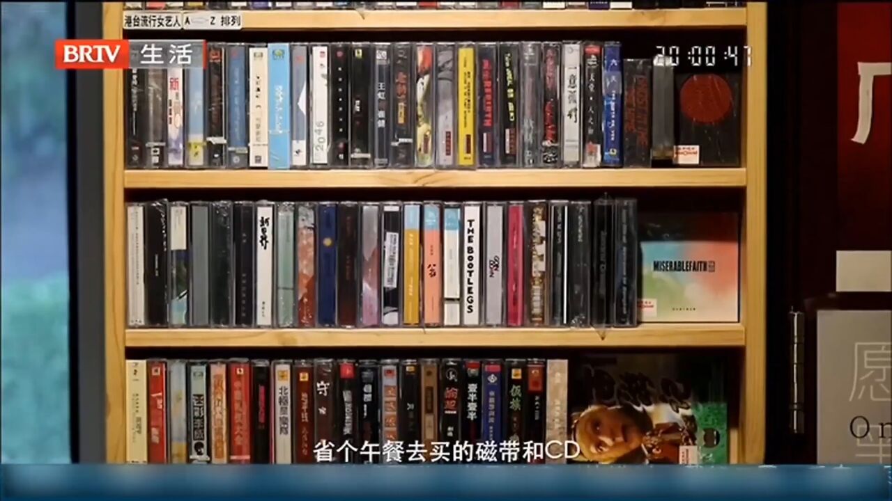 音像店虽然不大但品类齐全,收集了天南海北的唱片,太厉害了