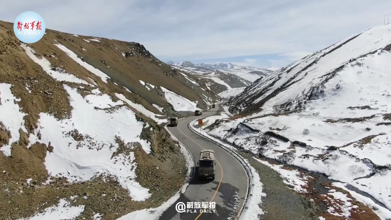 汽车兵翻越雪山达坂运送物资