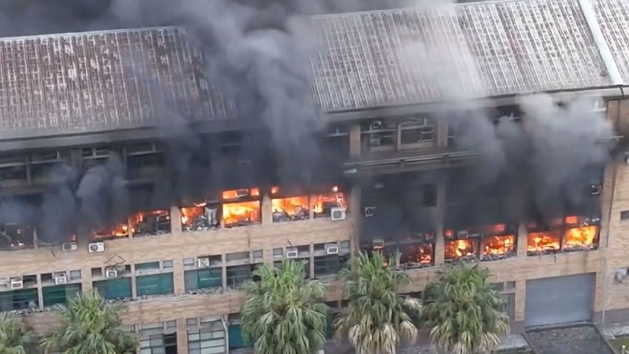 航拍画面:台湾一大学地震后大楼陷火海 火光伴黑烟狂窜场面惊人