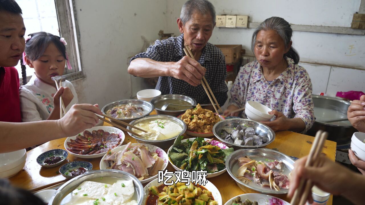 家里来啥贵客?农村四哥抓鸡宰猪蹄,做桌拿手菜,边吃边喝乐开怀