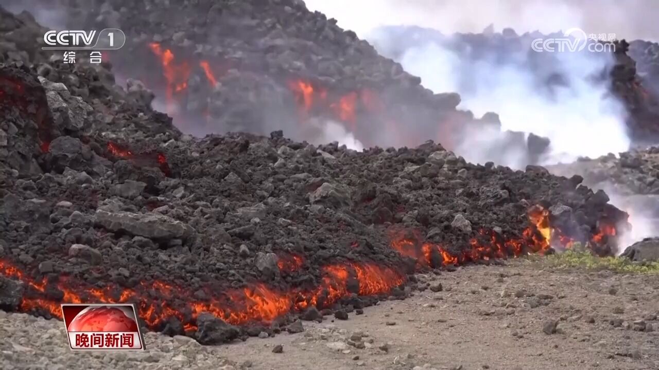 冰岛火山喷发,熔岩流吞没道路