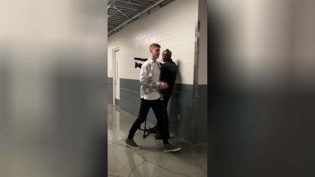 各个都是型男身材！国王众将赛前入场