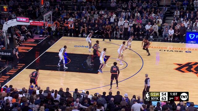 这球到底是不是垫脚呢 格雷姆斯崴脚杰罗姆被吹一级恶犯