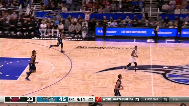 文森特横移三分砸筐而出 罗宾逊篮下抢赢富尔茨双手扣进