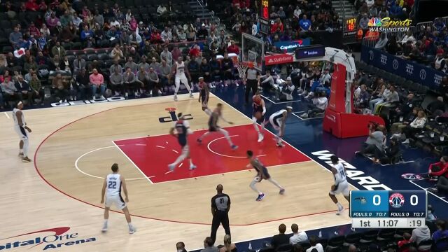 波神开局直接送上迎头血帽 库兹马反击撤步三分自信满满