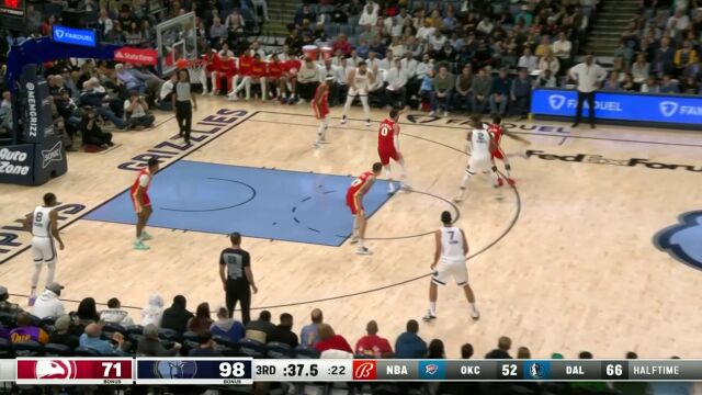 配合默契十足 蒂尔曼空接暴扣双手挂筐