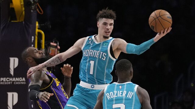 鲍尔vs湖人集锦 23分8篮板8助攻超远三分不讲道理