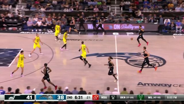 从后场持球到完成进攻 班凯罗独自一人完成上篮还要加罚