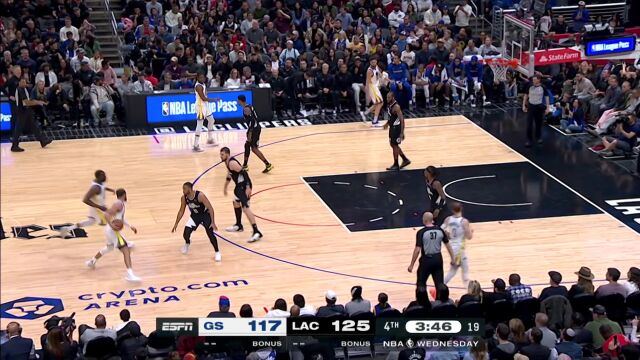 库里拿下本场个人第50分 祖巴茨补篮得手完成二次进攻