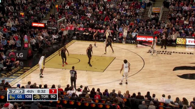 普尔接球就投三分穿针 库里场边庆祝面带笑容