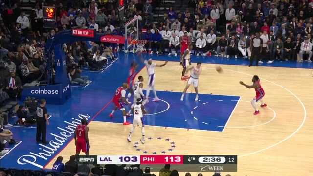 依靠身体强吃对手 恩比德一步冲入禁区双臂砸扣