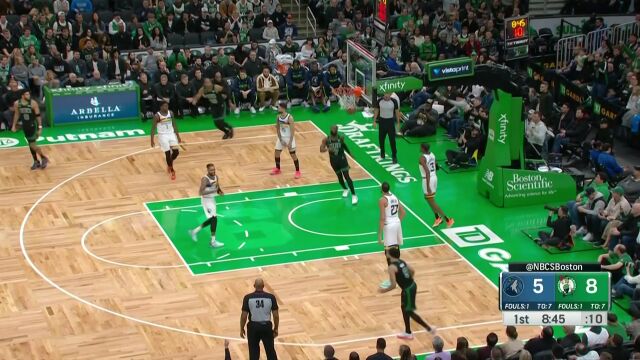 灵动脚步冲入内线 布朗甩开防守轻松突破挑篮