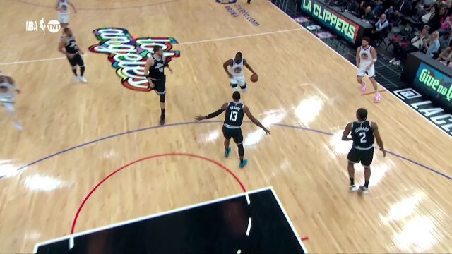 三分大队强势开火 勇士队连续命中三记三分瞬间缩小分差