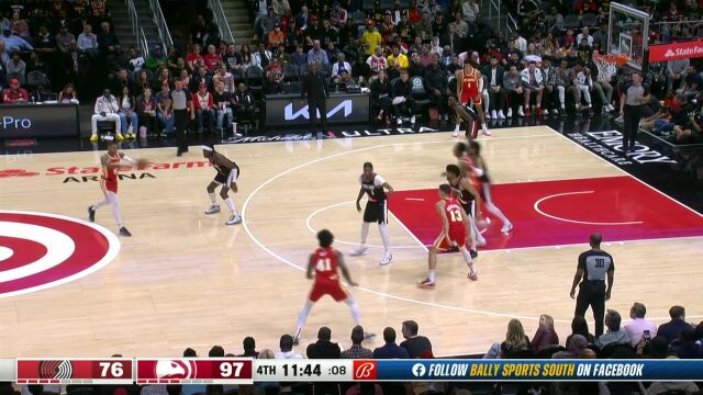 绝对力量压制！奥孔古生拉硬拽把球夺回上篮得手