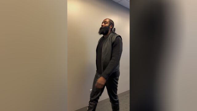 今天是黑帮大哥风！ 哈登霸气穿搭抵达球馆通道