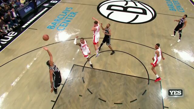 强硬进攻技惊四座 克拉克斯顿无视两人防守勾手命中