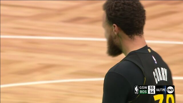 最佳三分没跑了！库里天外飞仙后场三分哨响球进