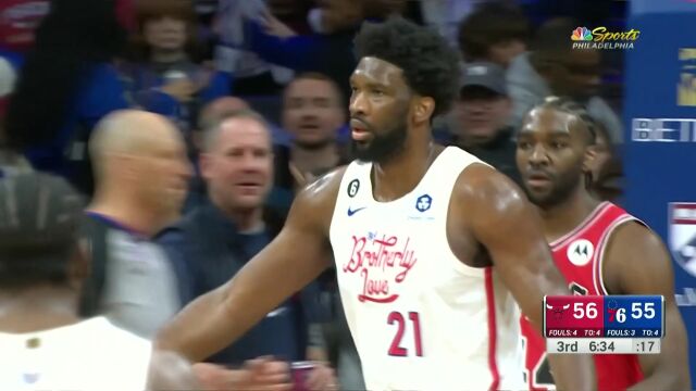 威廉姆斯突破上篮出手 恩比德镇守篮下送出排球大帽