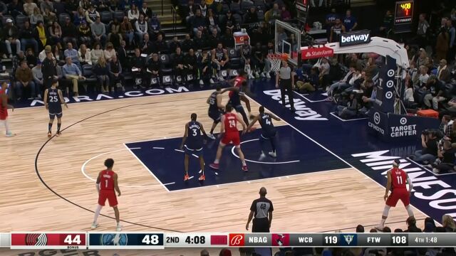 诺威尔伸出长臂完成抢断 反击连线麦克丹尼尔斯上篮扩大分差