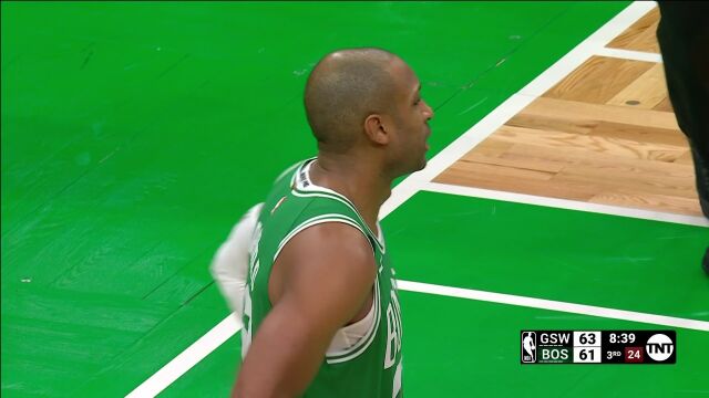 库里妙传喂饼 维金斯飘逸上篮稳稳命中