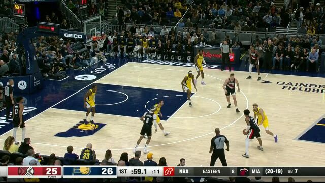 有一点缝隙就能出手 西蒙斯三分线外突施冷箭手起刀落