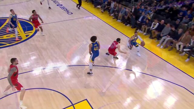 欺负我身高不够？库里抢断之后边线救球随后完成欧洲步上篮