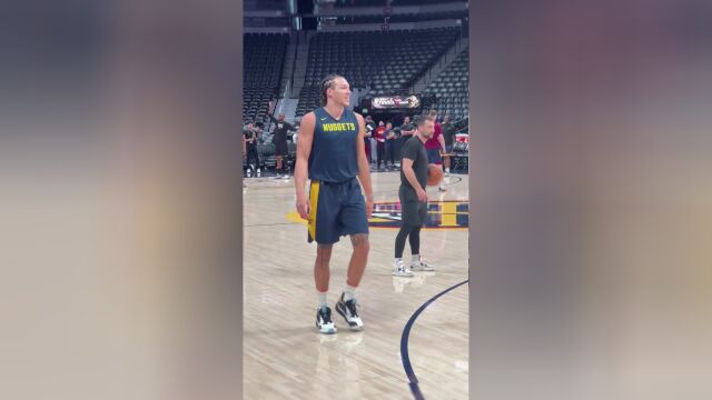 这份别致的中锋情谊！约老师投篮训练小乔丹一把将其搂住