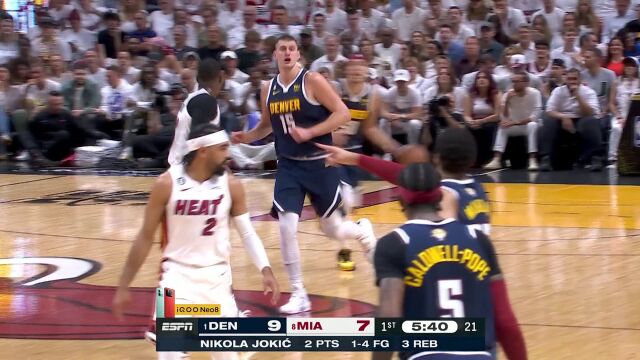 掘金开场遭遇挫折！约老师抢篮板遭遇崴脚影响跑动能力