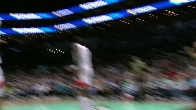 铁骨铮铮丝毫不惧 布克奈特转换快攻造成2+1