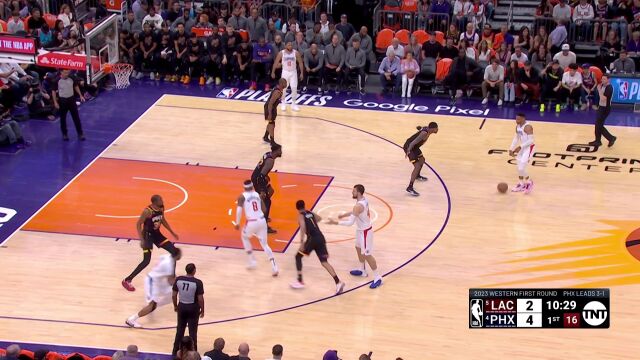 开场之后手感火热！鲍威尔借挡拆三分扬手就中