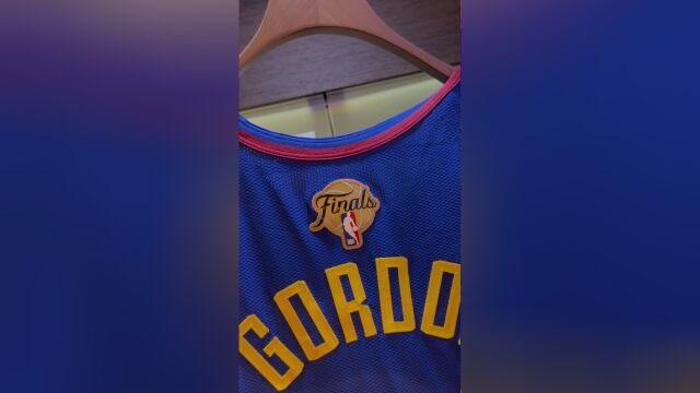 总决赛走心了！近距离探访掘金更衣室 穆雷贴李小龙激励自己