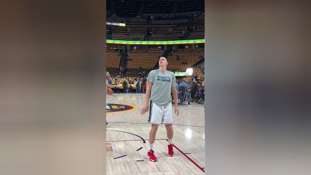 热巴看了直冒汗！约老师赛前热身狂练勾手