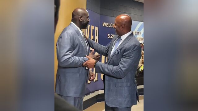 加入热火后援团？奥尼尔赛前与莱利和莫宁拥抱致敬