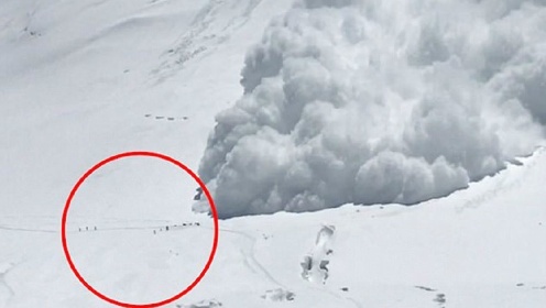 8人登雪山遭遇巨型雪崩毫无逃跑机会瞬间没顶 全员竟奇迹生还